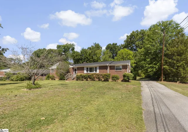 Photo 2 of Single family home for sale at 206 Greenbriar Dr, Simpsonville, SC 29680 | MLS# 1605830 | Listing updated on 2026-10-06
