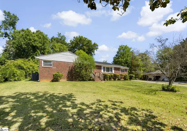 Photo 3 of Single family home for sale at 206 Greenbriar Dr, Simpsonville, SC 29680 | MLS# 1605830 | Listing updated on 2026-10-06