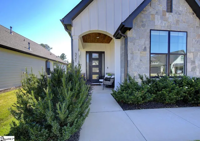 Photo 2 of Single family home for sale at 321 Bonnell Rd, Simpsonville, SC 29681 | MLS# 1605532 | Listing updated on 2026-10-26