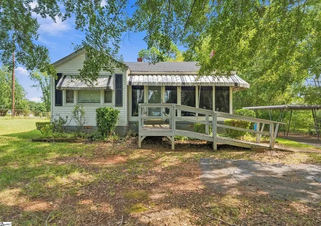 Photo 3 of Sale Pending at 311 Robinson Dr, Spartanburg, SC 29301 | MLS# 1603829 | Listing updated on 2026-09-18