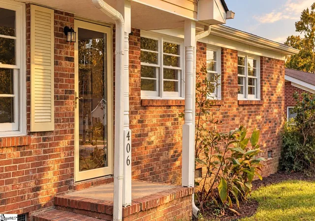 Photo 2 of Single family home for sale at 406 Mapleton Dr, Greenville, SC 29607 | MLS# 1606272 | Listing updated on 2026-10-16