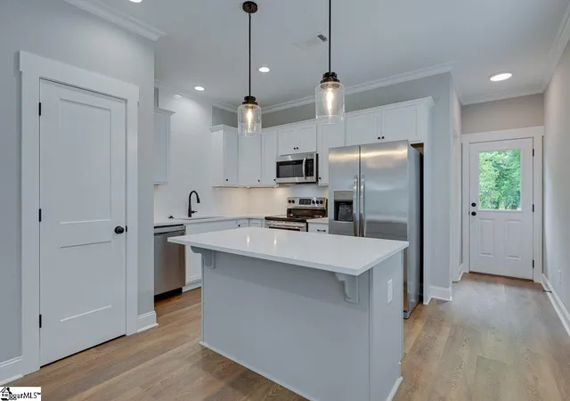 Listing Photo 4 - Condo for sale in building located at 8 Howard St, Greenville, SC 29611