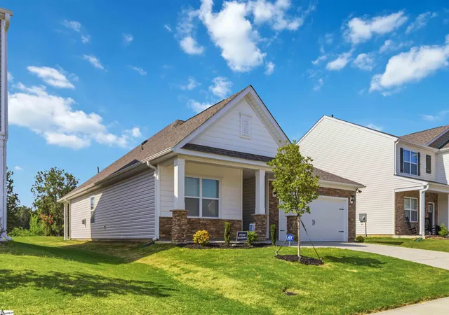 Photo 3 of Single family home for sale at 707 Bayridge Dr, Simpsonville, SC 29680 | MLS# 1596719 | Listing updated on 2026-10-28