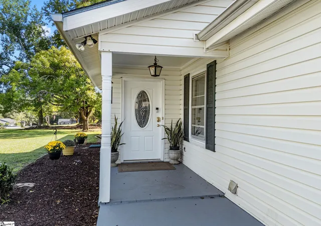 Photo 4 of Single family home for sale at 110 Coldspring Dr, Spartanburg, SC 29301 | MLS# 1603681 | Listing updated on 2026-09-14