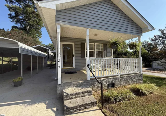 Photo 1 of Single family home for sale at 214 Jones St, Laurens, SC 29360 | MLS# 1603041 | Listing updated on 2026-09-09