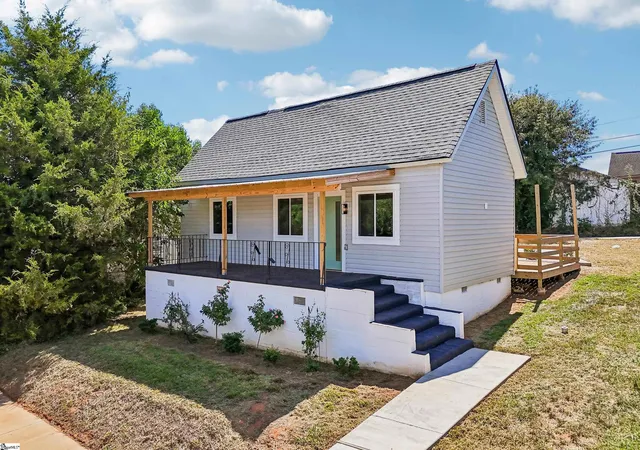 Photo 3 of Single family home for sale at 35 Henry St, Greenville, SC 29605 | MLS# 1603749 | Listing updated on 2026-09-14