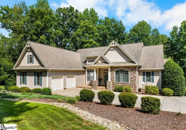 Photo 3 of Single family home for sale at 1 Long Shadow Ln, Travelers Rest, SC 29690 | MLS# 1583253 | Listing updated on 2026-09-10