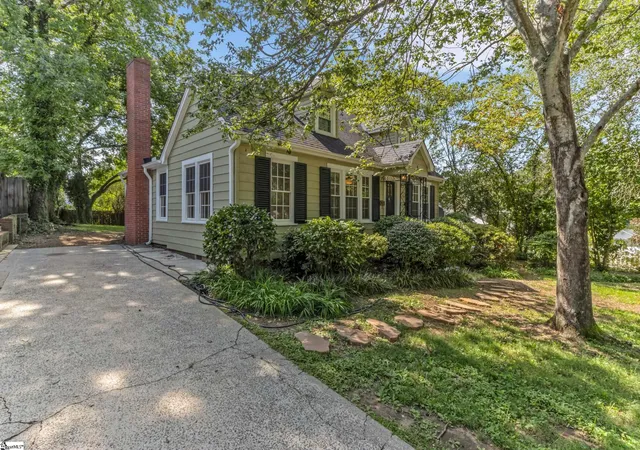 Photo 2 of Single family home for sale at 6 Beverly Ave, Greenville, SC 29605 | MLS# 1604307 | Listing updated on 2026-09-20
