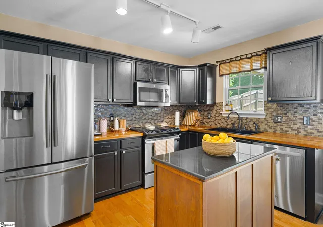 Photo 4 of Single family home for sale at 21 Red Shirt Ct, Greer, SC 29651 | MLS# 1598472 | Listing updated on 2026-09-01
