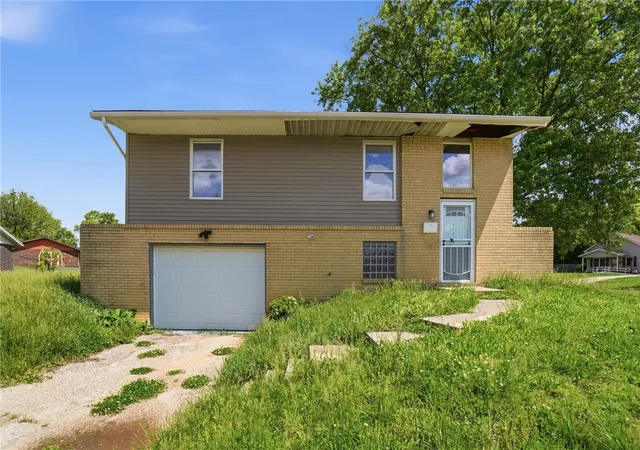 Photo 3 of Single family home for sale at 1805 Coretta Ct, Dayton, OH 45417 | MLS# 958083 | Listing updated on 2026-09-04