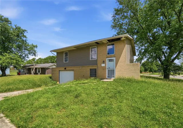 Photo 3 of Single family home for sale at 1805 Coretta Ct, Dayton, OH 45417 | MLS# 958083 | Listing updated on 2026-09-04