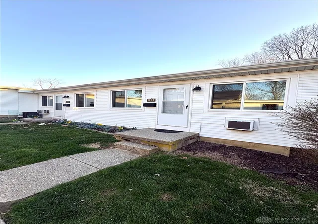 Listing Photo 2 - Condo for sale in building located at 1830 Roslyn Ave, Dayton, OH 45429