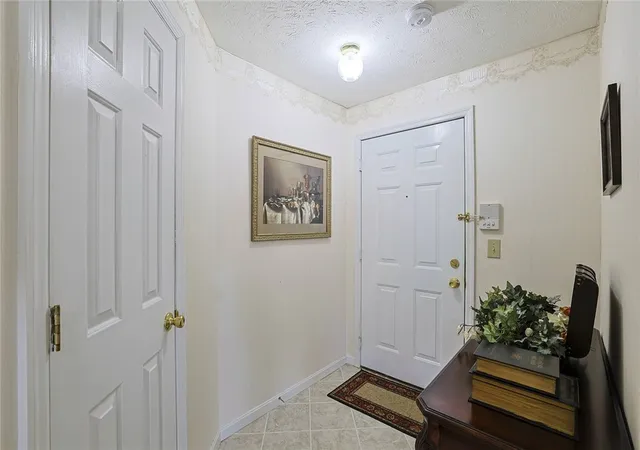 Listing Photo 5 - Condo for sale in building located at 6714 Washington Cir, Middletown, OH 45005