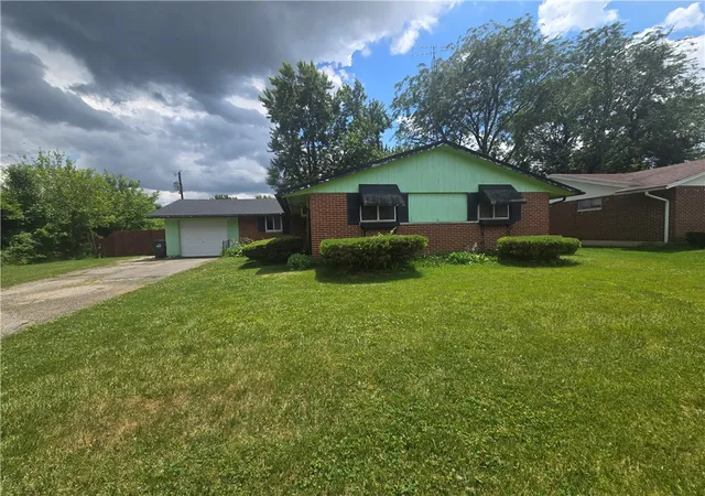 Photo 3 of Sale Pending at 816 Mapleside Dr, Dayton, OH 45426 | MLS# 962632 | Listing updated on 2026-09-12