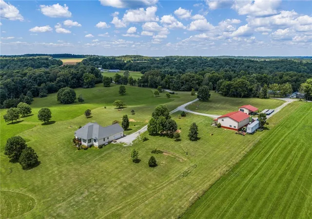 Photo 3 of Single family home for sale at 6880 Oakridge Rd, Hillsboro, OH 45133 | MLS# 962898 | Listing updated on 2026-09-10