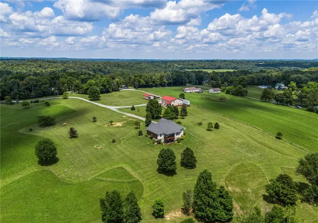 Photo 3 of Single family home for sale at 6880 Oakridge Rd, Hillsboro, OH 45133 | MLS# 962898 | Listing updated on 2026-09-10