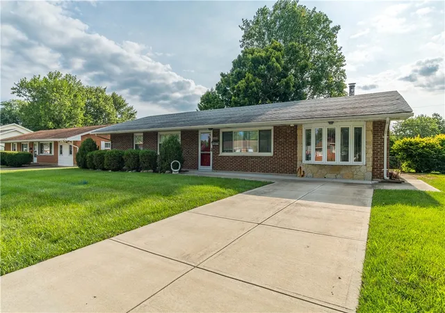 Photo 2 of Sale Pending at 305 Lang Ct, Englewood, OH 45322 | MLS# 964886 | Listing updated on 2026-09-21
