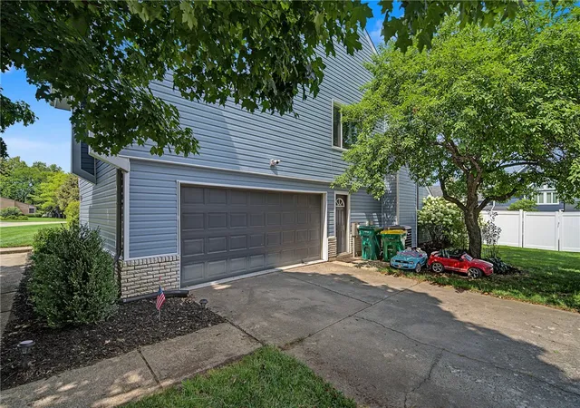 Photo 3 of Single family home for sale at 2605 Greenlawn Dr, Troy, OH 45373 | MLS# 965490 | Listing updated on 2026-09-27