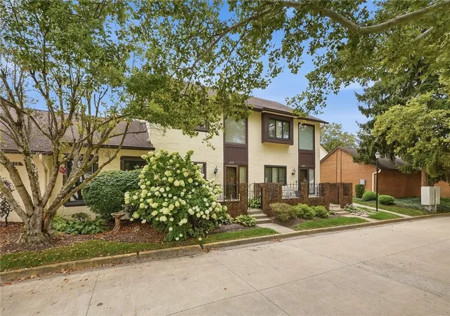 Photo 3 of Condo for sale at 6852 Olde Greenbrier Ln, Dayton, OH 45459 | MLS# 965992 | Listing updated on 2026-09-05