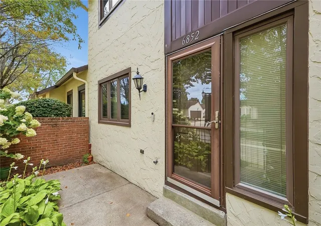 Listing Photo 4 - Condo for sale in building located at 6852 Olde Greenbrier Ln, Dayton, OH 45459