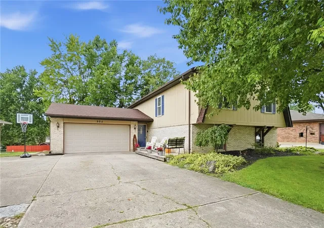 Photo 2 of Single family home for sale at 905 Victoria Dr, Franklin, OH 45005 | MLS# 966329 | Listing updated on 2026-09-09
