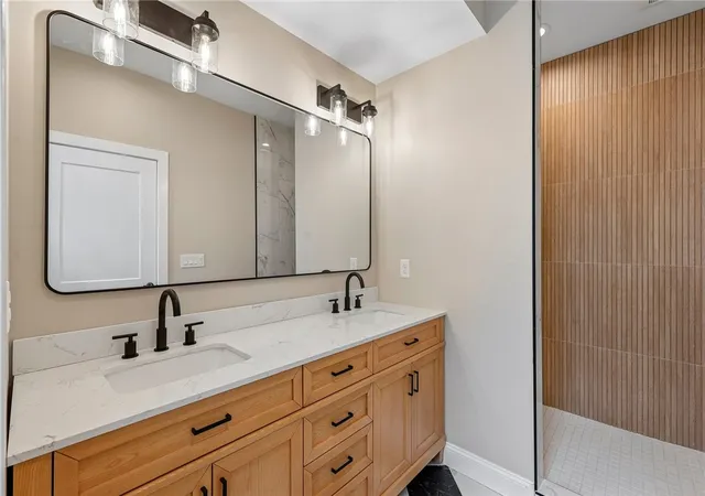 Listing Photo 4 - Condo for sale in building located at 3908 Edwards Rd, Cincinnati, OH 45209 - Unit #B