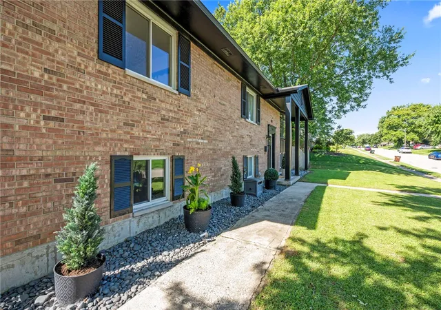 Photo 2 of Sale Pending at 552 Crestgrove Ave, Vandalia, OH 45377 | MLS# 967112 | Listing updated on 2026-09-01