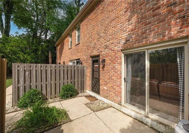 Listing Photo 2 - Condo for sale in building located at 61 Winchester Pl, Centerville, OH 45458 - Unit #H
