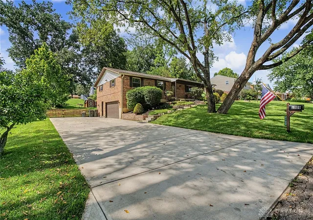 Photo 3 of Single family home for sale at 2109 Vemco Dr, Bellbrook, OH 45305 | MLS# 967365 | Listing updated on 2026-08-31