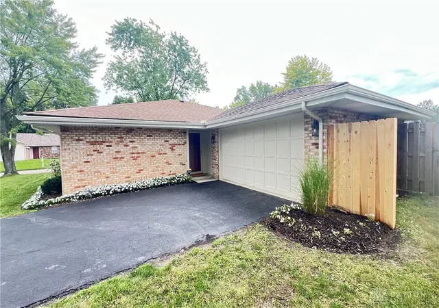 Photo 3 of Sale Pending at 1008 Old Stone Ct, Centerville, OH 45459 | MLS# 967706 | Listing updated on 2026-10-03