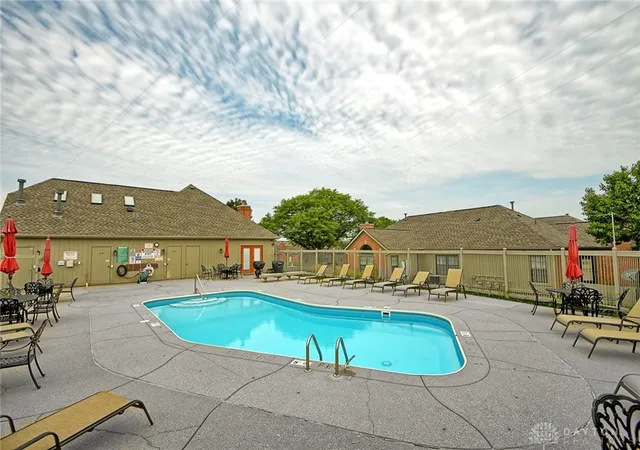 Listing Photo 2 - Condo for sale in building located at 2587 Allister Cir, Miamisburg, OH 45342