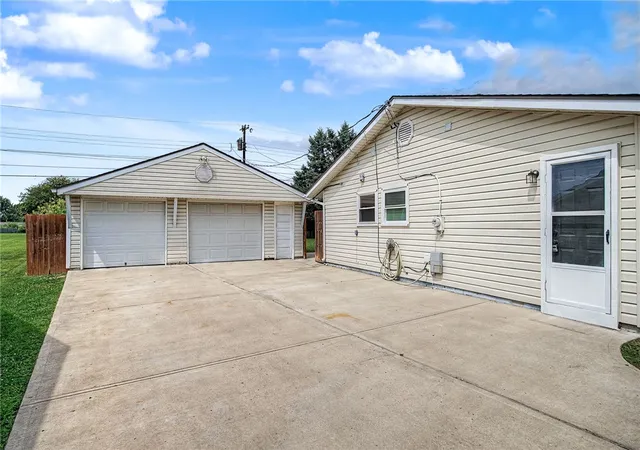 Photo 2 of Sale Pending at 206 Ridgebury Dr, Xenia, OH 45385 | MLS# 967986 | Listing updated on 2026-09-02