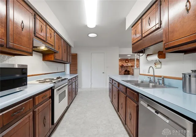 Photo 2 of Sale Pending at 110 Fairway Dr, Springboro, OH 45066 | MLS# 967965 | Listing updated on 2026-09-11