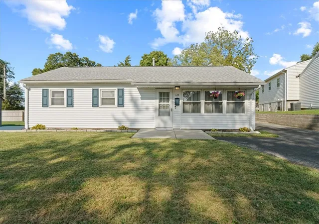 Photo 2 of Sale Pending at 125 E Doris Dr, Fairborn, OH 45324 | MLS# 968082 | Listing updated on 2026-10-01