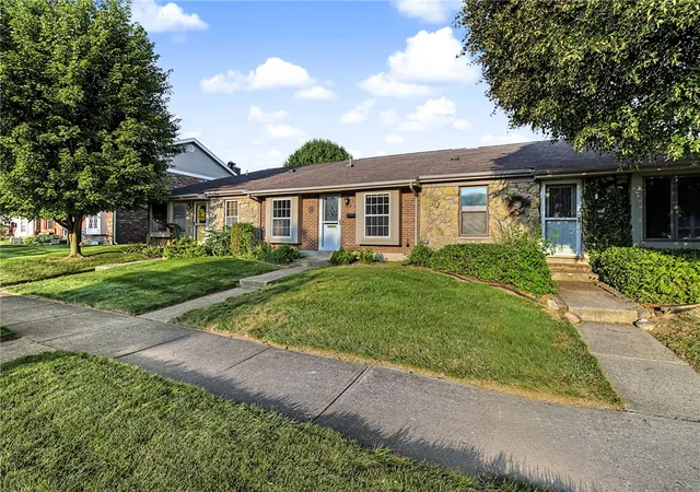 Listing Photo 2 - Condo for sale in building located at 109 E Van Lake Dr, Vandalia, OH 45377