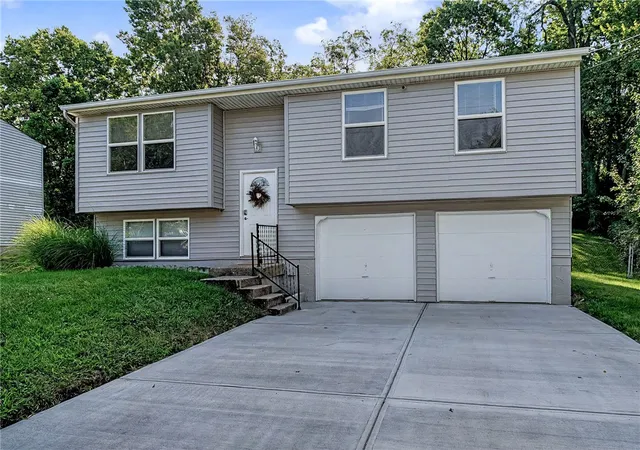 Photo 2 of Sale Pending at 2933 Greenbrook Ln, Cincinnati, OH 45251 | MLS# 968102 | Listing updated on 2026-10-02