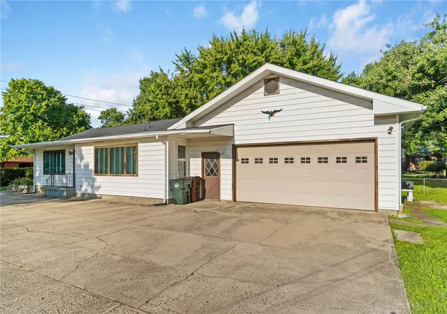 Photo 2 of Single family home for sale at 813 E Dorothy Ln, Dayton, OH 45419 | MLS# 966141 | Listing updated on 2026-09-13