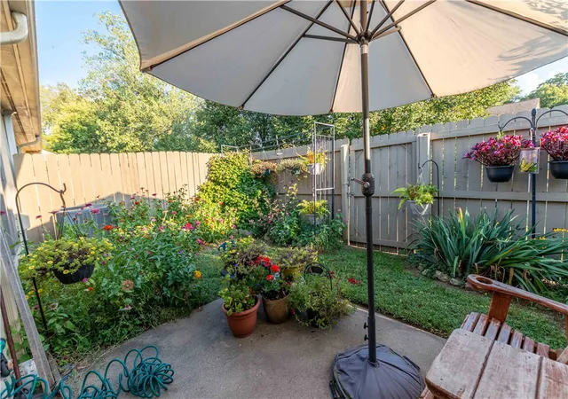 Listing Photo 2 - Condo for sale in building located at 4081 Bonita Dr, Middletown, OH 45044