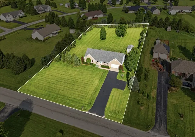 Photo 2 of Single family home for sale at 135 Country Manor Dr, Wilmington, OH 45177 | MLS# 968574 | Listing updated on 2026-09-14
