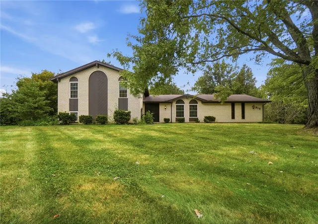 Photo 3 of Single family home for sale at 910 Sunnycreek Dr, Dayton, OH 45458 | MLS# 968556 | Listing updated on 2026-09-23