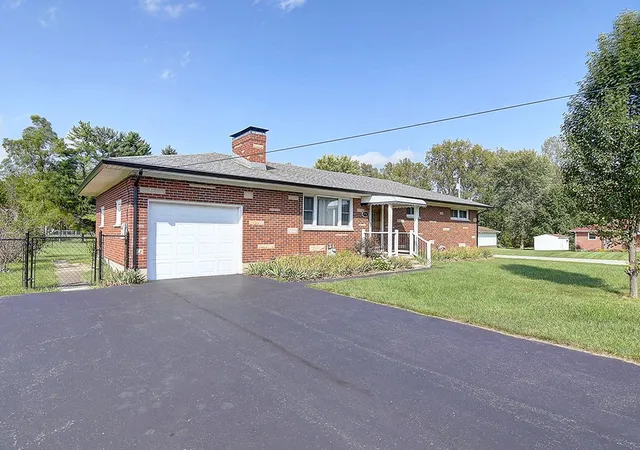 Photo 3 of Single family home for sale at 2752 Danbury Rd, Springfield, OH 45505 | MLS# 968541 | Listing updated on 2026-09-10
