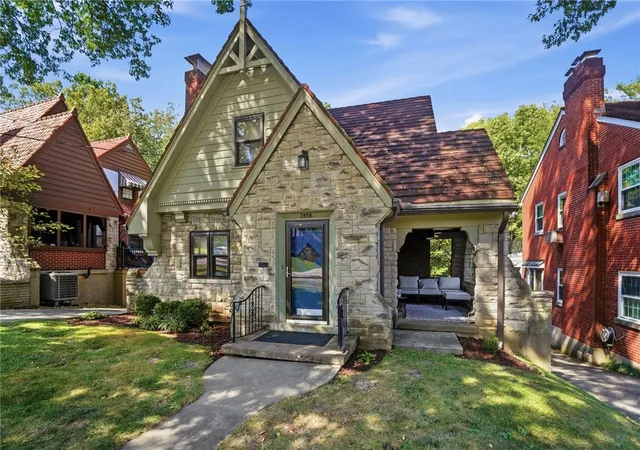 Photo 3 of Sale Pending at 2898 Temple Ave, Cincinnati, OH 45211 | MLS# 968645 | Listing updated on 2026-09-14