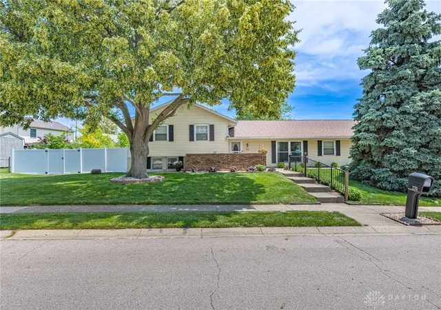 Photo 2 of Sale Pending at 270 Evergreen Dr, Springboro, OH 45066 | MLS# 968544 | Listing updated on 2026-09-21