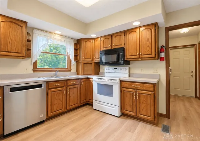 Photo 2 of Single family home for sale at 945 Stonehenge Dr, Tipp City, OH 45371 | MLS# 968689 | Listing updated on 2026-09-11