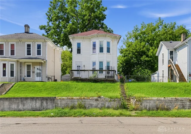 Photo 3 of Single family home for sale at 207 S Shaffer St, Springfield, OH 45506 | MLS# 968713 | Listing updated on 2026-09-11