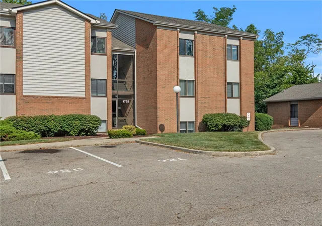 Listing Photo 2 - Condo for sale in building located at 1792 Cherokee Dr, Dayton, OH 45449 - Unit #F