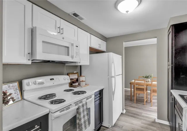 Listing Photo 3 - Condo for sale in building located at 1792 Cherokee Dr, Dayton, OH 45449 - Unit #F