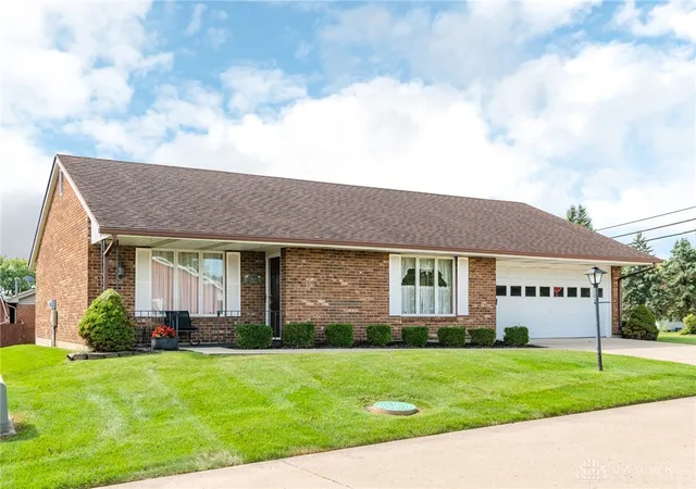 Photo 1 of Single family home for sale at 1011 Abington Pl, Springfield, OH 45503 | MLS# 968498 | Listing updated on 2026-09-12