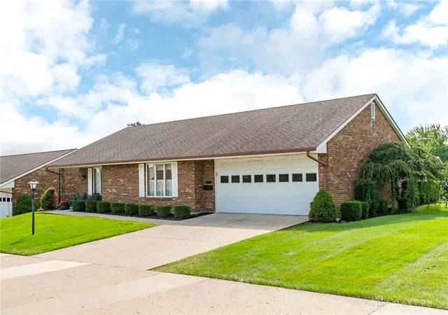 Photo 3 of Single family home for sale at 1011 Abington Pl, Springfield, OH 45503 | MLS# 968498 | Listing updated on 2026-09-12