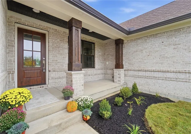 Photo 3 of Single family home for sale at 115 Cedar Crk Cir, Springboro, OH 45066 | MLS# 969015 | Listing updated on 2026-10-07